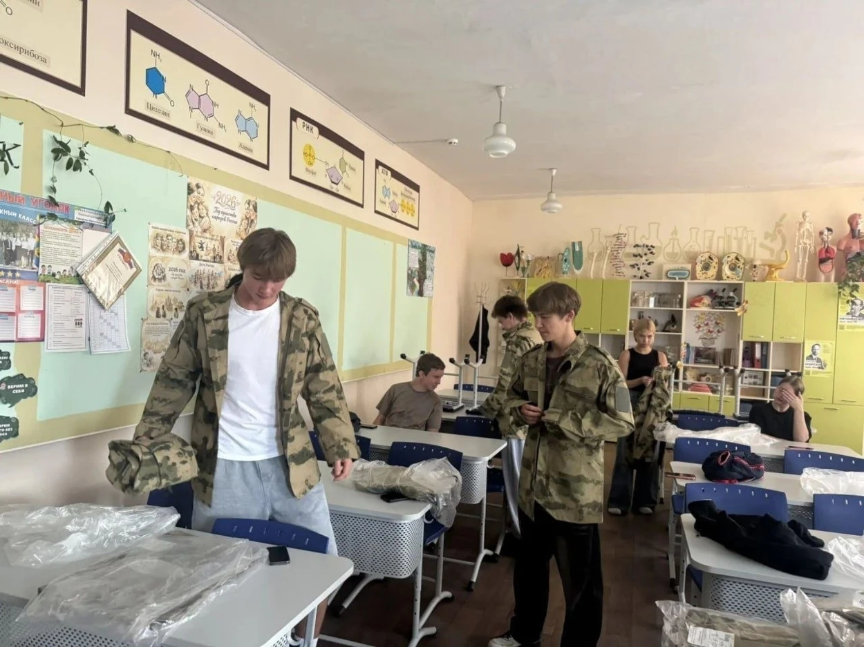 У Скадовську кадетам вручили форму від Росгвардії 