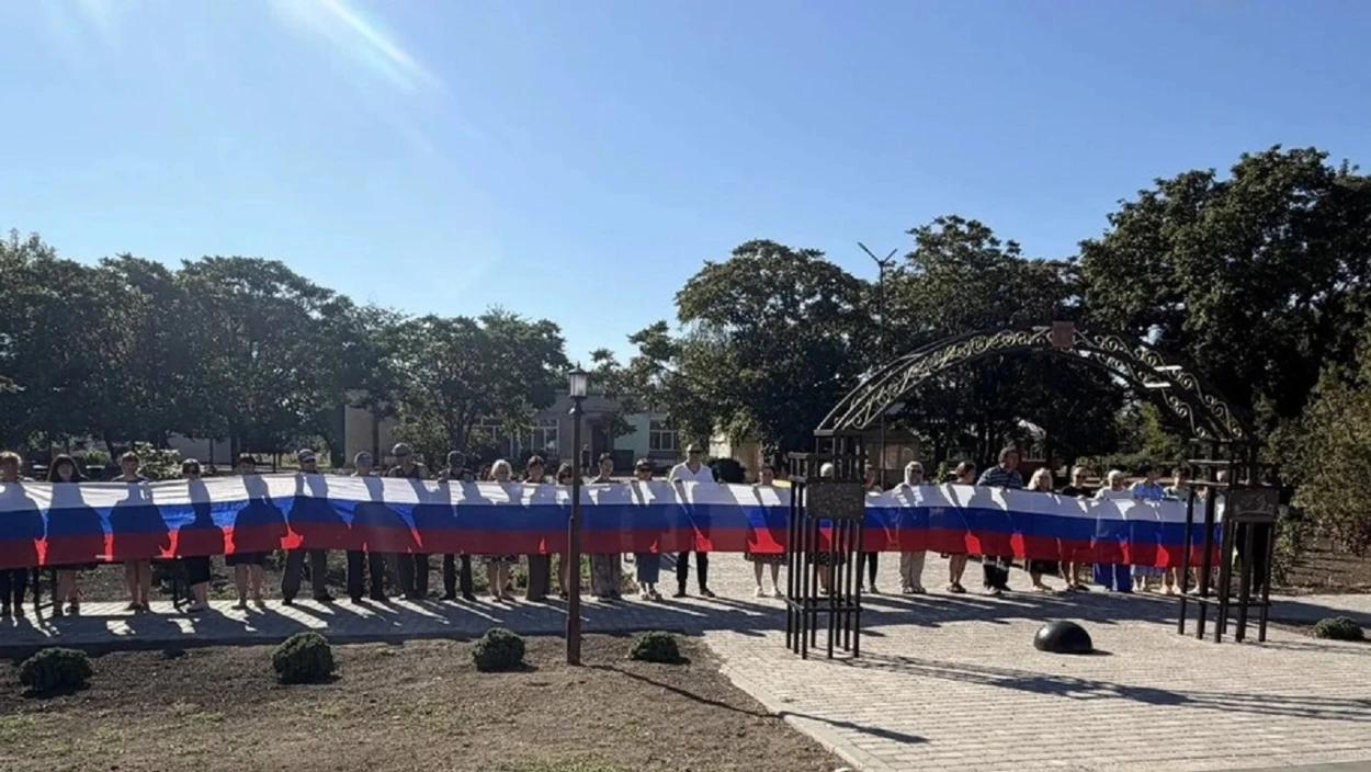 Триколори, концерти, велопробіги: як окупанти відзначили День прапора РФ на лівобережжі Херсонщини