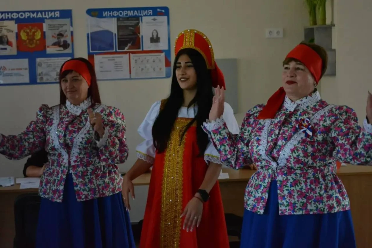 Кокошники і хороводи замість виборців: як у Вільному окупанти влаштували “російське народне свято”