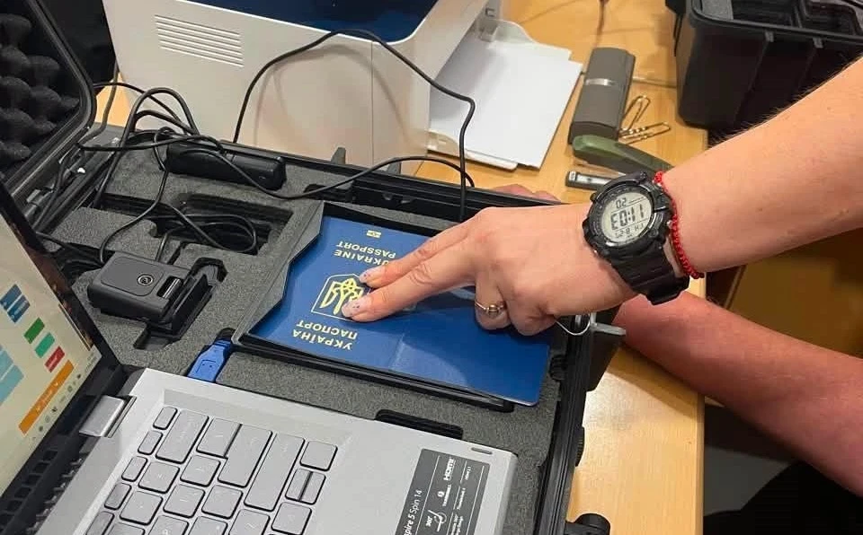 Можна обміняти паспорт-книжечку на ID-картку за власним бажанням звернувшись до Державної міграційної служби