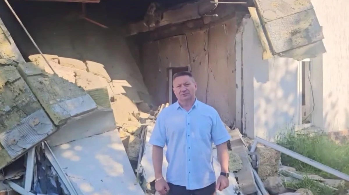 Олександр Дудка на руїнах будівлі.