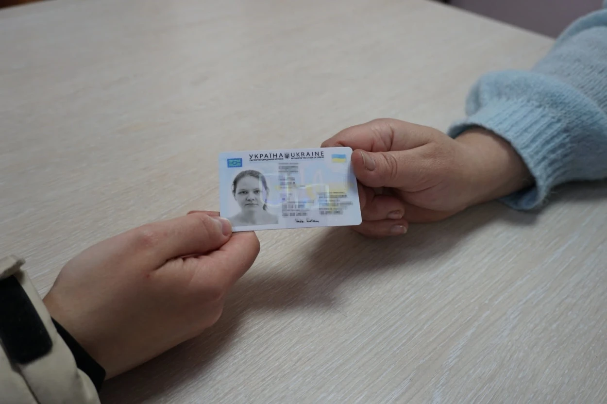 “Внутрішній” паспорт громадянина України (у формі книжечки) можна обміняти ID-картку за бажанням власника, якщо він хоче, щоб його дані були внесені до Єдиного державного демографічного реєстру та отримати біометричний документ
