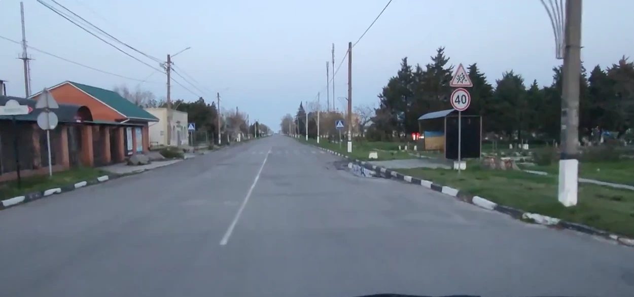 Порожні вулиці тимчасово окупованого селища Лазурне, Херсонської області. Квітень 2022 року

