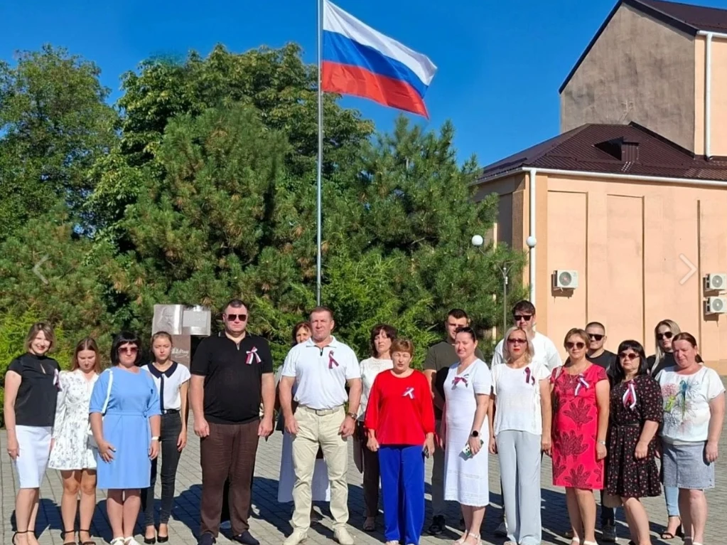 Триколори, концерти, велопробіги: як окупанти відзначили День прапора РФ на лівобережжі Херсонщини