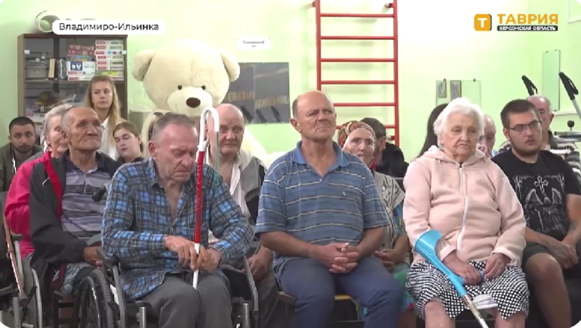 Триколори, концерти, велопробіги: як окупанти відзначили День прапора РФ на лівобережжі Херсонщини
