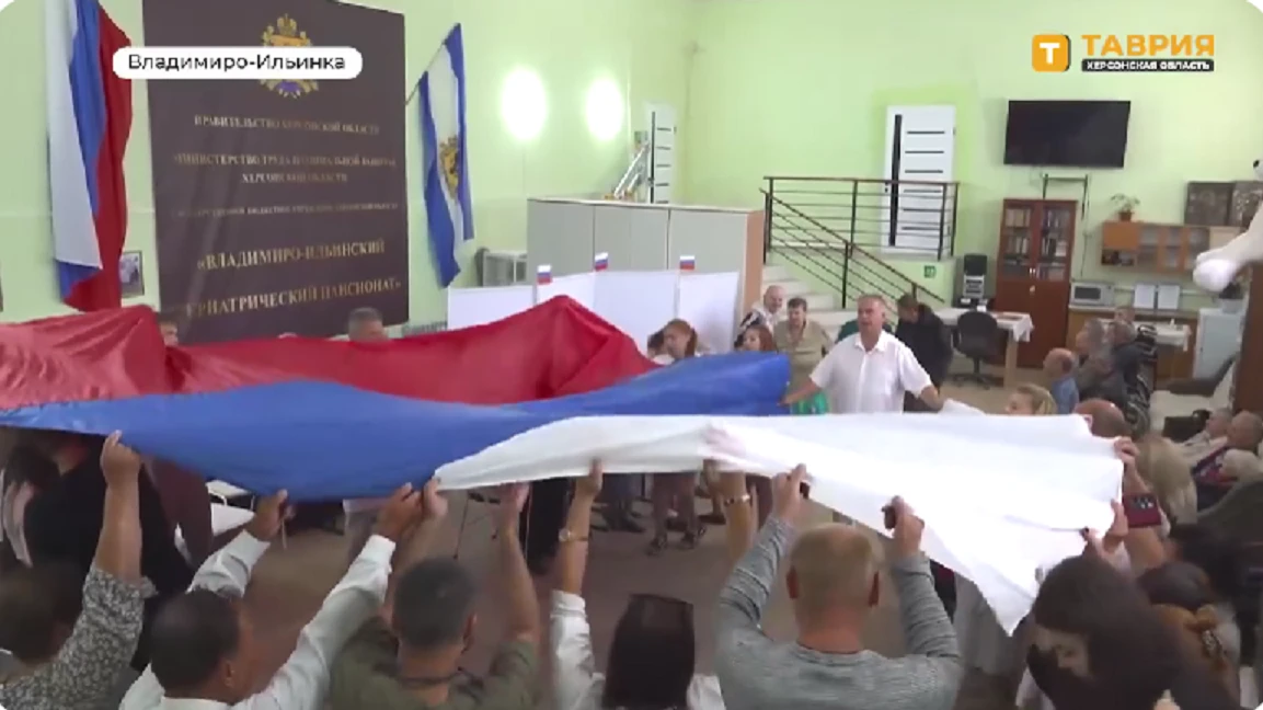 Триколори, концерти, велопробіги: як окупанти відзначили День прапора РФ на лівобережжі Херсонщини
