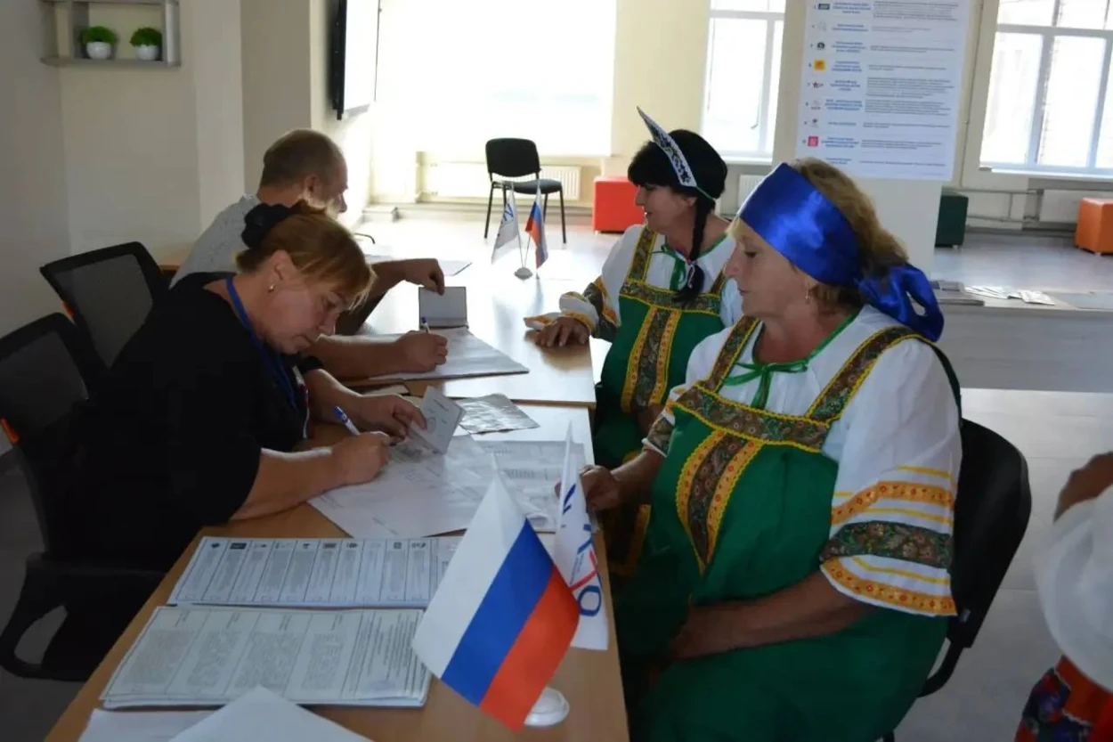 Кокошники і хороводи замість виборців: як у Вільному окупанти влаштували “російське народне свято”