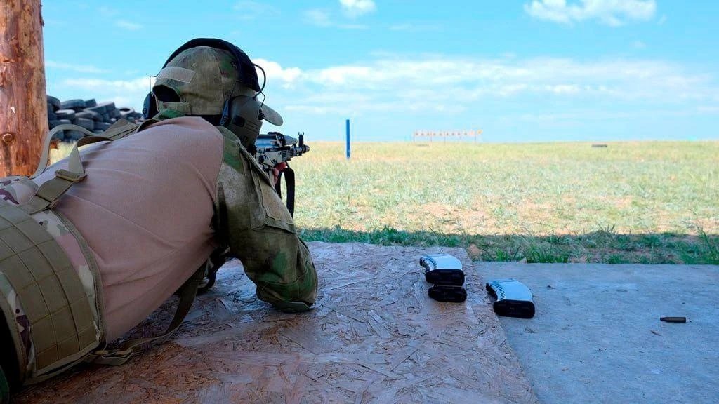 Російський військовий на тренувальному стрільбищі десь у Херсонській області. Літо 2024 року