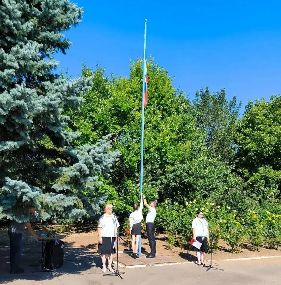 Триколори, концерти, велопробіги: як окупанти відзначили День прапора РФ на лівобережжі Херсонщини