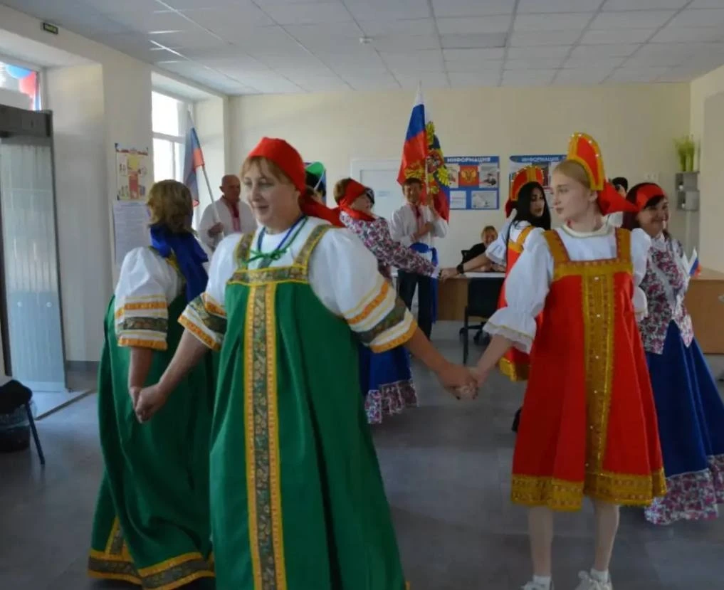 Кокошники і хороводи замість виборців: як у Вільному окупанти влаштували “російське народне свято”