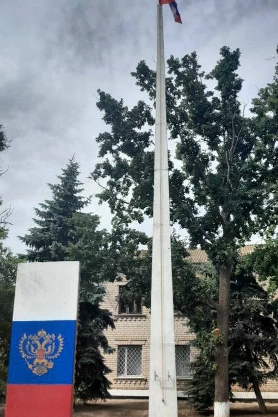 Триколори, концерти, велопробіги: як окупанти відзначили День прапора РФ на лівобережжі Херсонщини