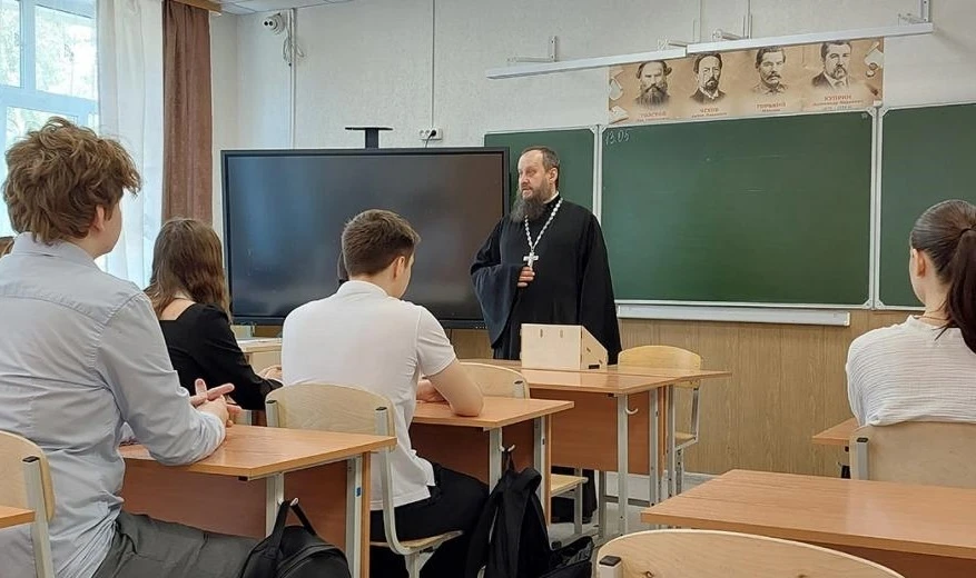 Росія змінює шкільну освіту на ТОТ: нові предмети, військова підготовка та оцінки за поведінку
