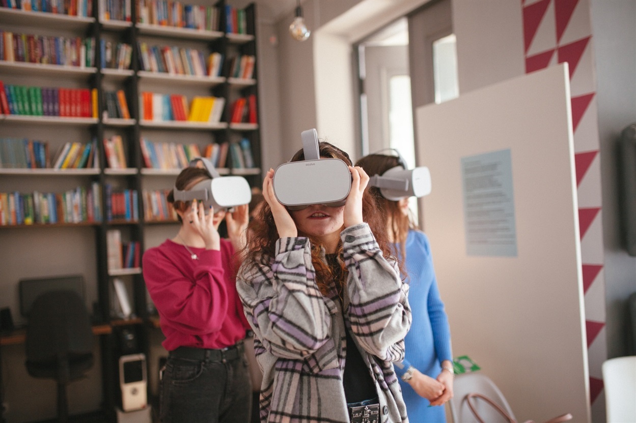 Учасники виставки переглядають ролик про НАТО у 3D окулярах