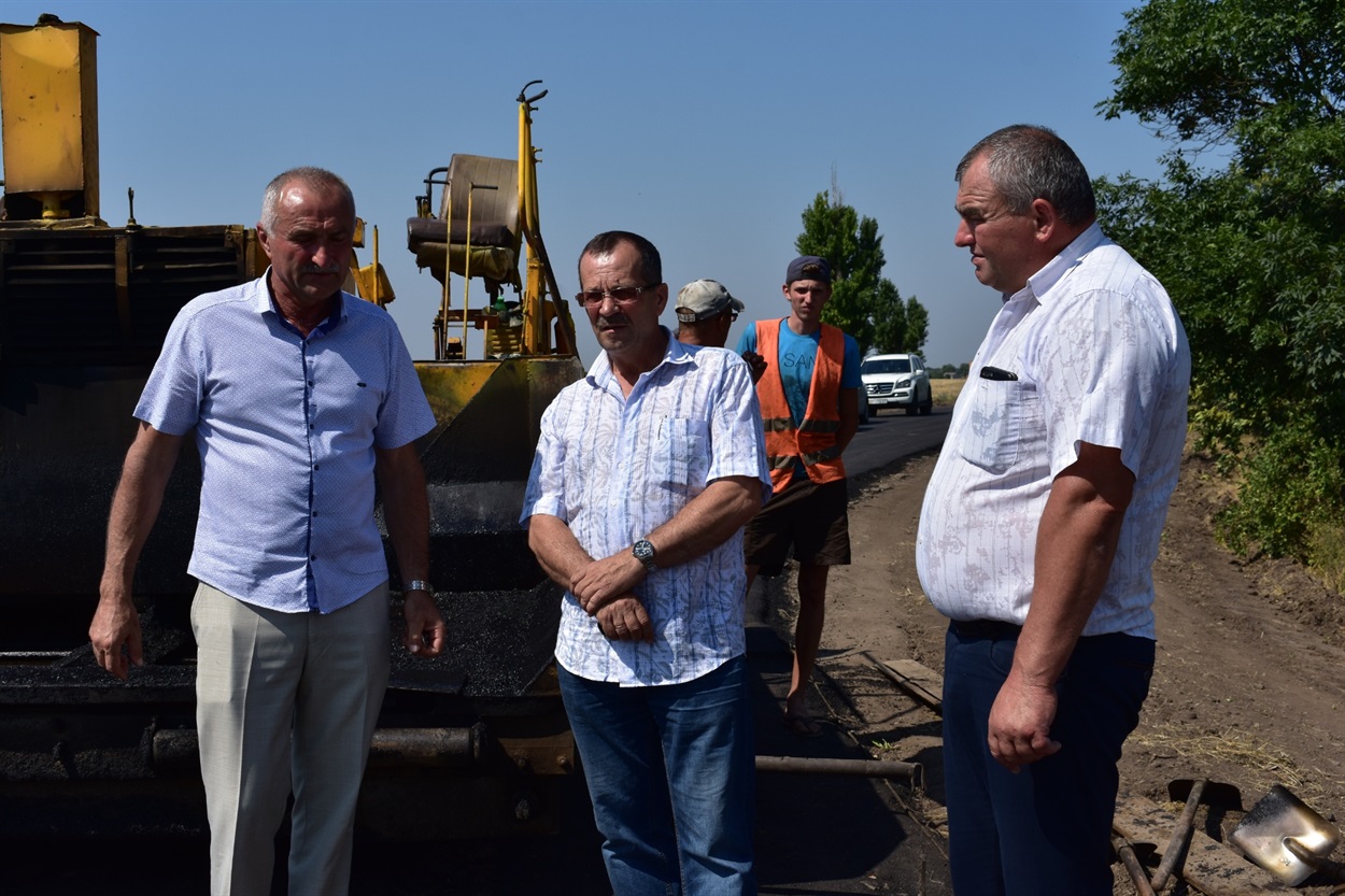 Віктор Назаревич, Віктор Камінський, Сергій Долецький обговорюють, хід виконання ремонтних робіт