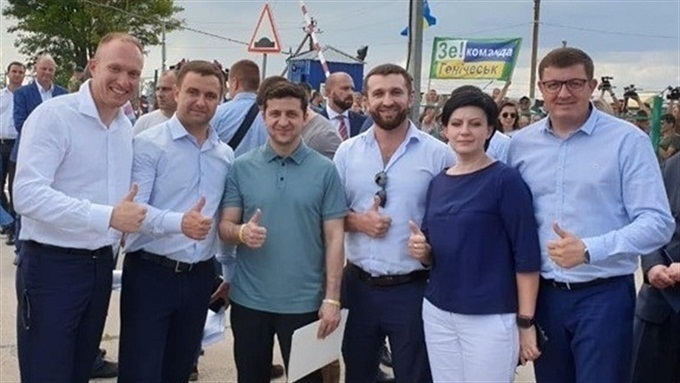 13 липня 2019 рік. Пункт в'їзду-виїзду “Чонгар” Херсонської області Президент Володимир Зеленський і кандидати в нардепи від партії “Слуга народу”