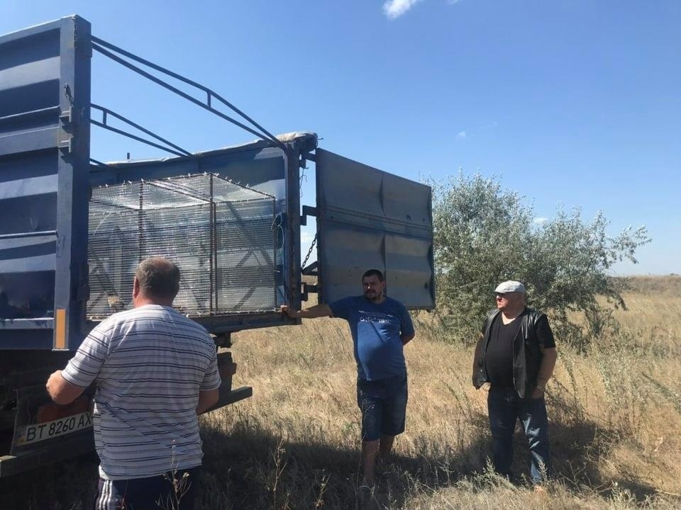Праворуч Микола Дудка, бригадир вербівських мисливців