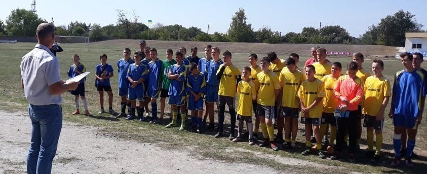 Учасників змагань вітає директор Нижньосірогозької ДЮСШ Ігор Гладун