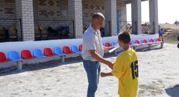 Грамоти вручає директор ДЮСШ Ігор Гладун