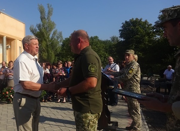 Нагороду Павлу Павлову вручає Андрій Соколов