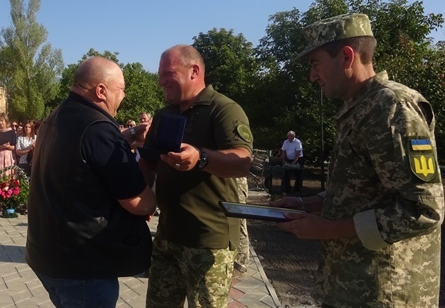 Нагороду Миколі Дудці вручає Андрій Соколов