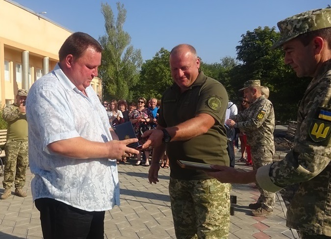 Нагороду Василю Дудці вручає Андрій Соколов