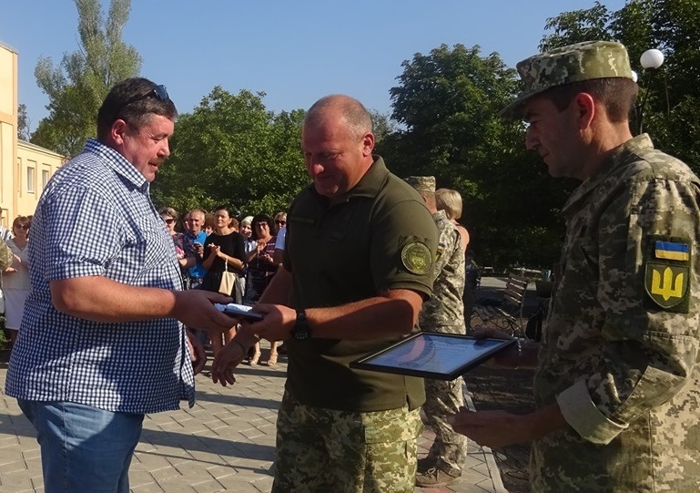 Нагороду Олександру Жиліну вручає Андрій Соколов