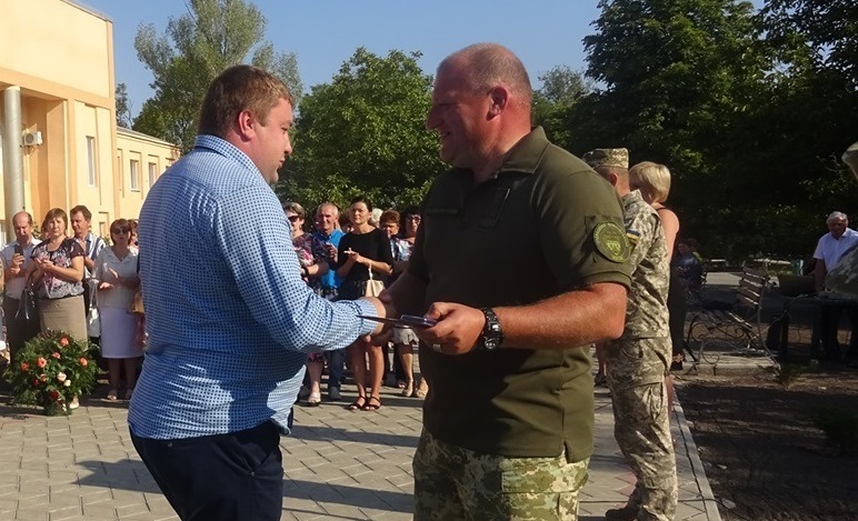 Нагороду Євгену Усу вручає Андрій Соколов