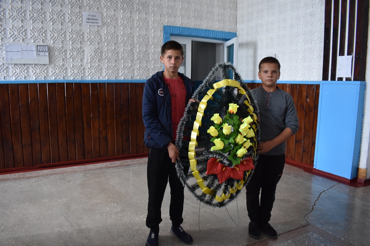 Вінок до меморіалу загиблим у роки Другої світової війни покладають учні місцевої школи