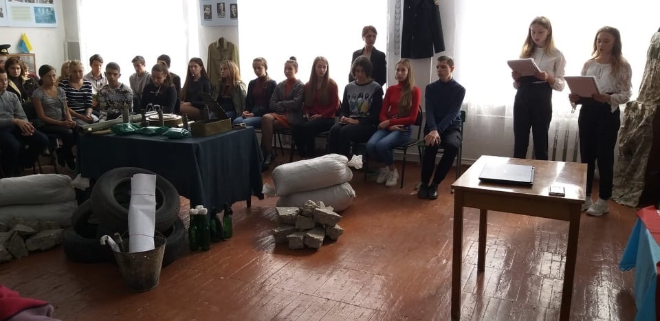 Про випускника школи Валерія Вахненка розповідають учні школи