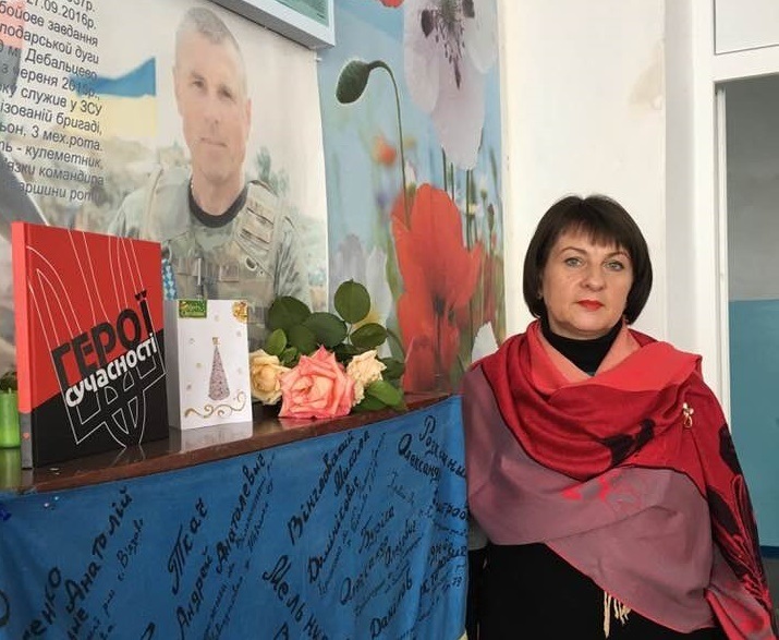 Ольга Клочко біля куточка пам’яті Валерія Вахненка