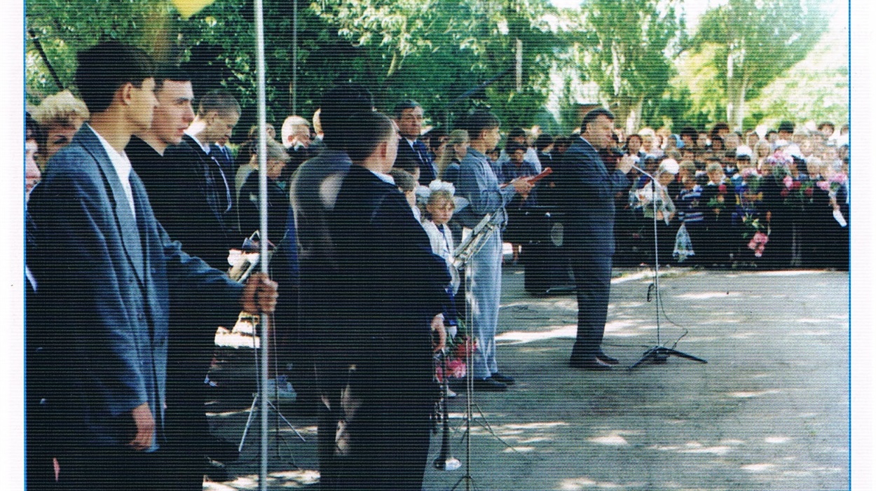 Останній дзвоник 2002 року. Школярів Нижньосірогозької ЗОШ І-ІІІ ступенів вітає&nbsp;Станіслав Ніколаєнко