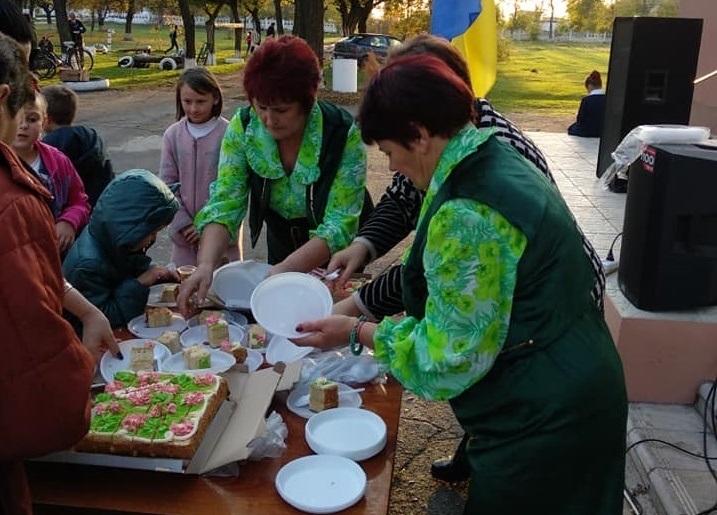 Найменших жителів села пригостили тортом