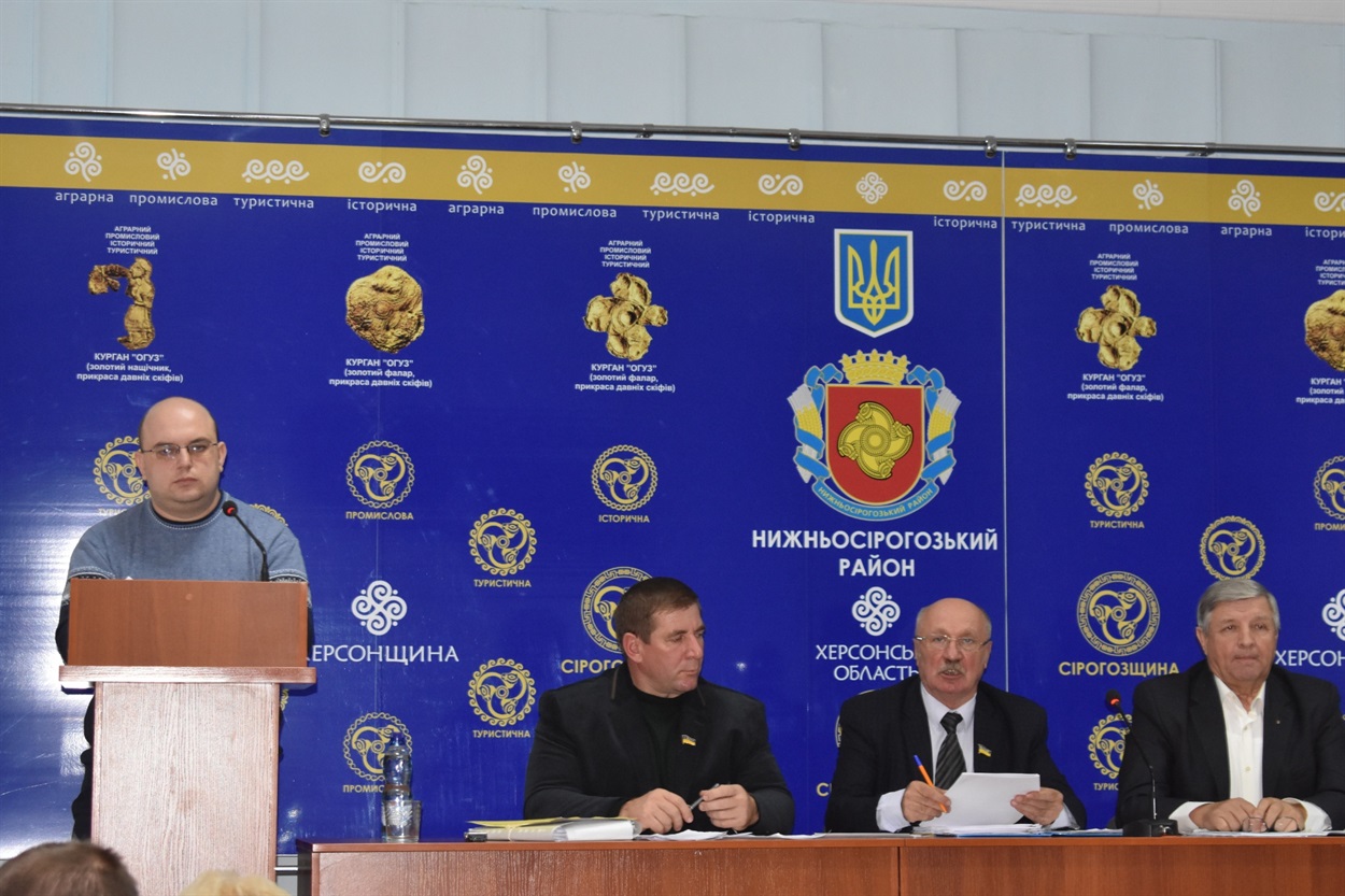 Про реорганізацію Степненської школи доповідає начальник Нижньосірогозького відділу освіти Леонід Стадніченко