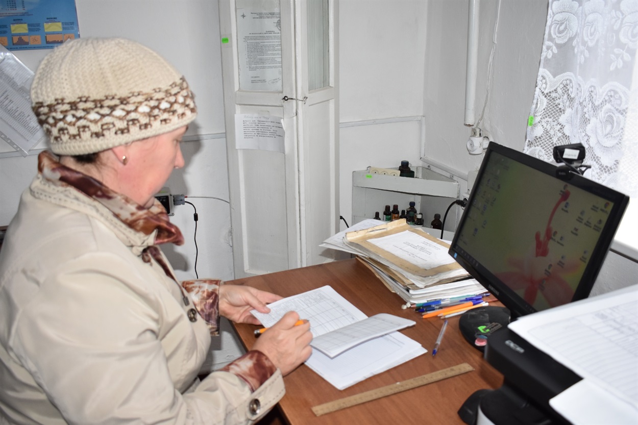 Анна Харченко фіксує зміни погоди у спеціальному журналі