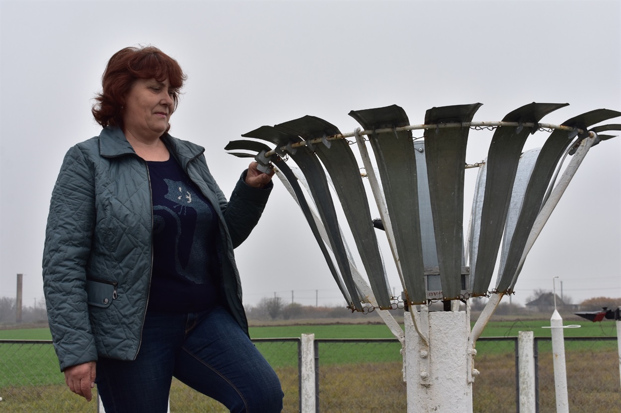 Наталія Мінець демонструє, як проводять виміри кількості опадів за допомогою опадоміра