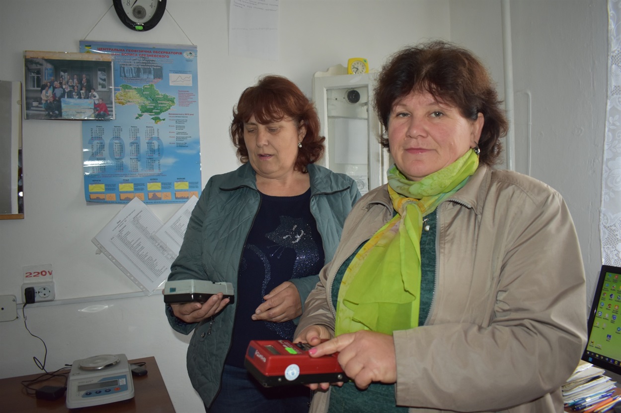 Цими дозиметрами Наталія Мінець і Олена Дєєва виміряють рівень радіації
