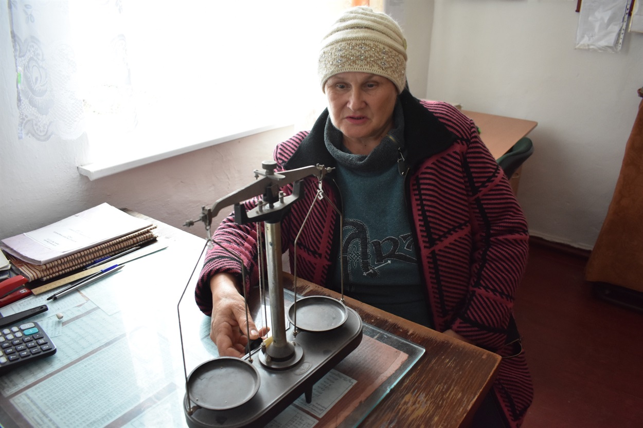 Інна Мельник демонструє ваги – найстаріший прилад, що зберігся на метеостанції&nbsp;&nbsp;