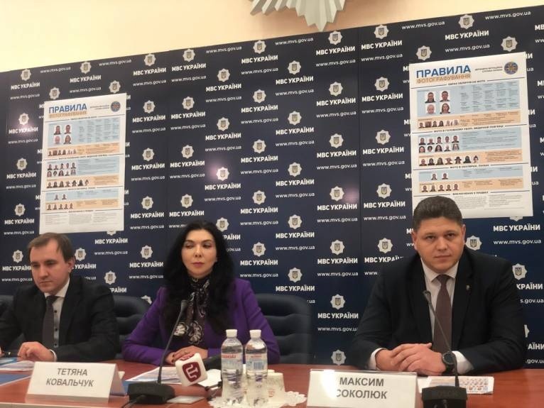 Тетяна Ковальчук і Максим Соколюк під час прес-конференції у МВС України