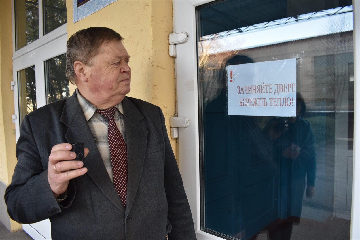 Відеофіксацію моніторингу температурного режиму провідний спеціаліст Держпродспоживслужби Микола Яцик починає від порогу школи