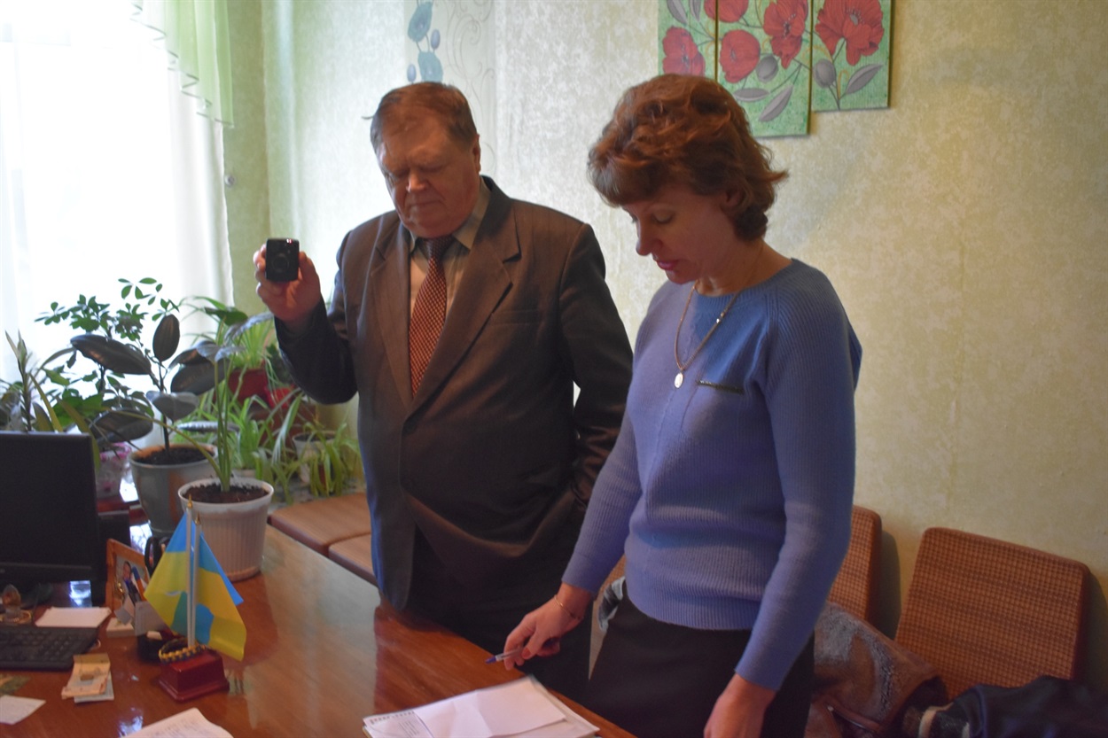 Фахівці Держпродспоживслужби Лариса Качкарова і Микола Яцик проводять моніторинг температурного режиму в Нижньосірогозькій школі