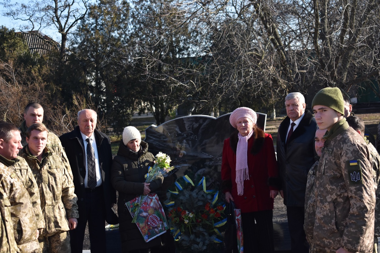 Квіти – на знак вшанування подвига українських військовослужбовців