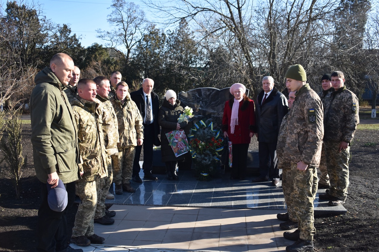 Квіти і людська шана в знак визнання безсмертного подвигу земляків