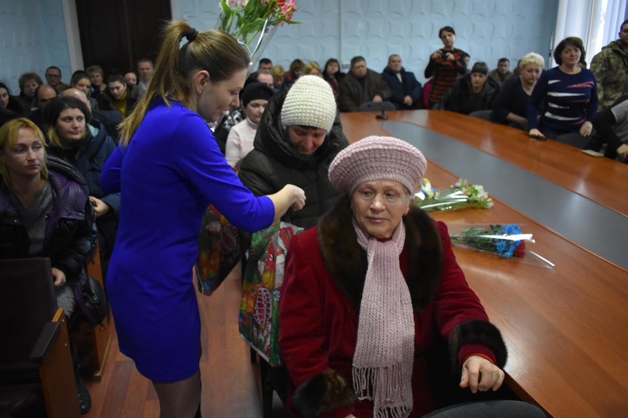 Квіти і подарунок вручають Ганні Шилік матері Анатолія Шиліка, який загинув під Дебальцево