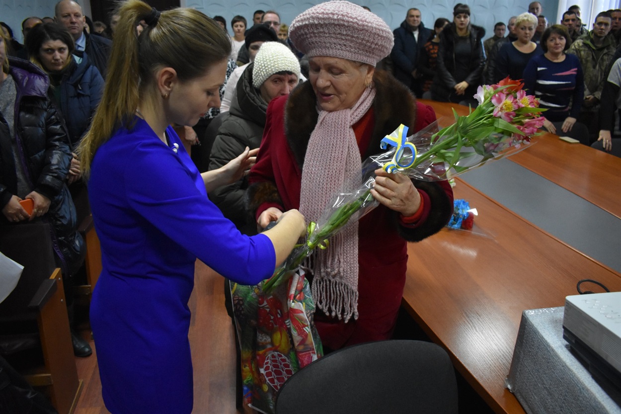 Квіти і подарунок вручають Антоніні Бурцевій матері Валерія Вахненка, який загинув неподалік села Луганське Донецької області
