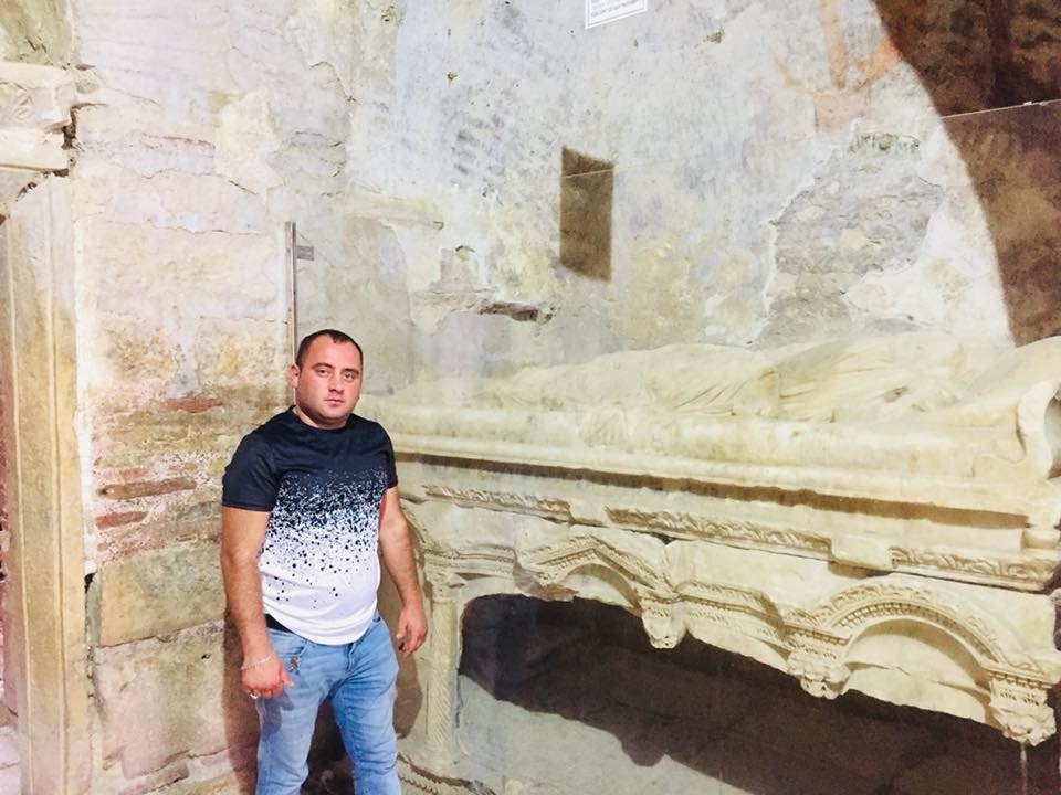 Рішат Юсупов біля саркофага Миколая Чудотворця