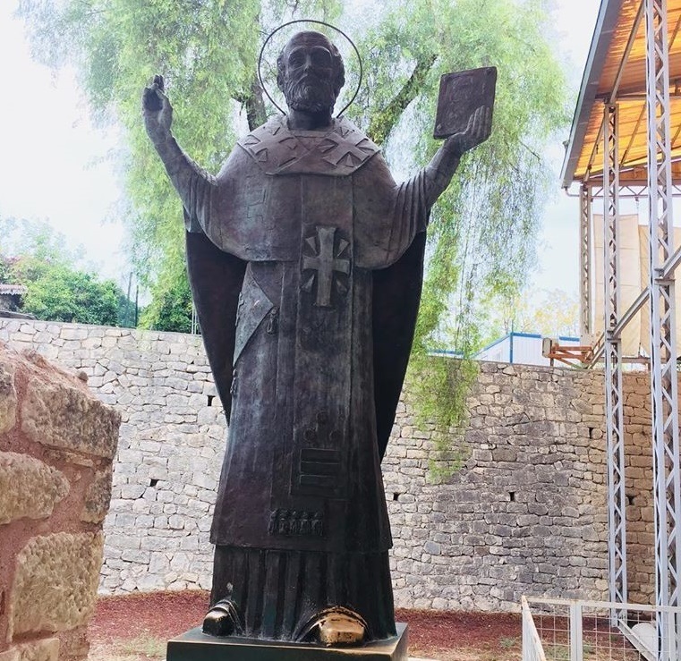 Один з двох пам’ятників Святому Миколаю в Демре