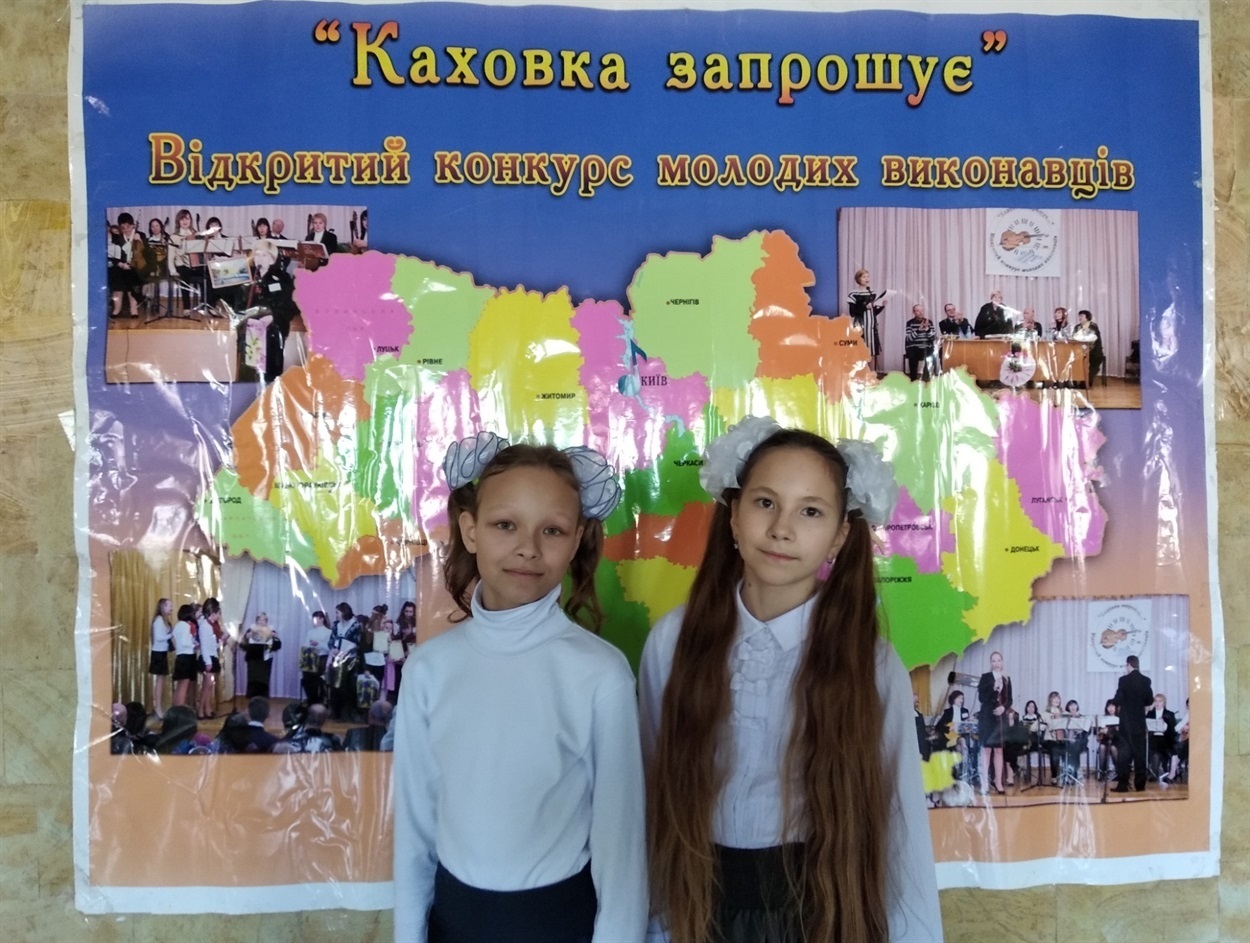 Вікторія Василенко і Богдана Кузнєцова на конкурсі “Каховка запрошує”