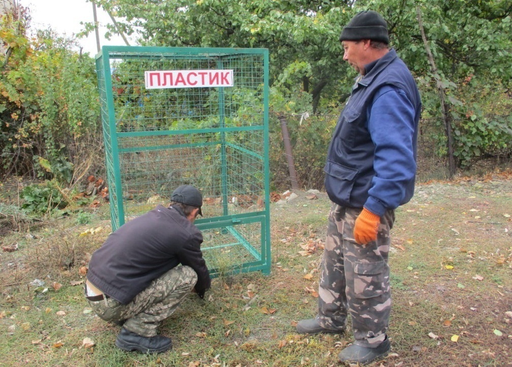В Нижніх Сірогозах встановлюють перші контейнери для збору пластику