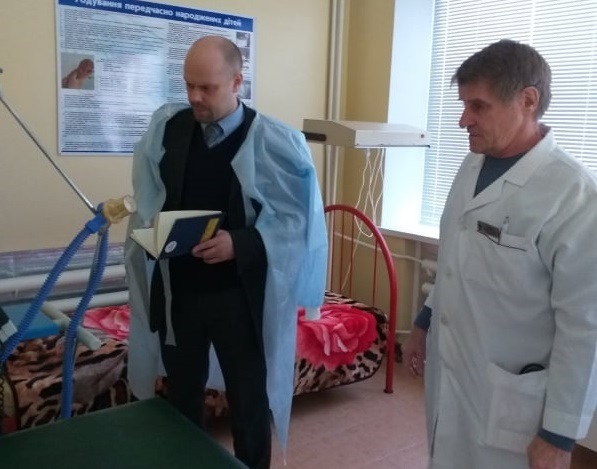Дмитро Самофалов і завідувач дитячим відділенням Нижньосірогозької райлікарні Леонід Верещака