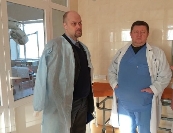 Дмитро Самофалов і лікар-анестезіолог Нижньосірогозької райлікарні Вадим Щербань